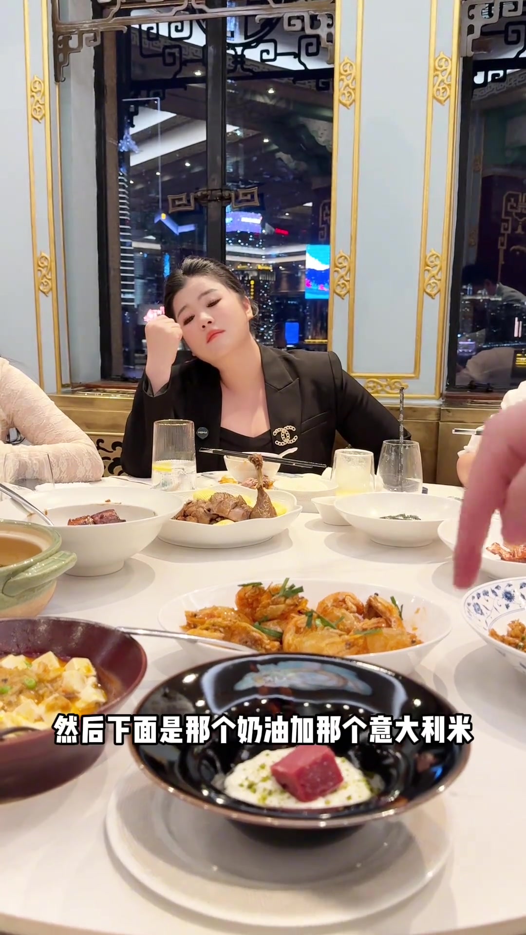 这是我人生当中吃的最贵的一顿饭,在上海外滩的和平饭店,矿泉水90一瓶,你们猜一下7个人吃了