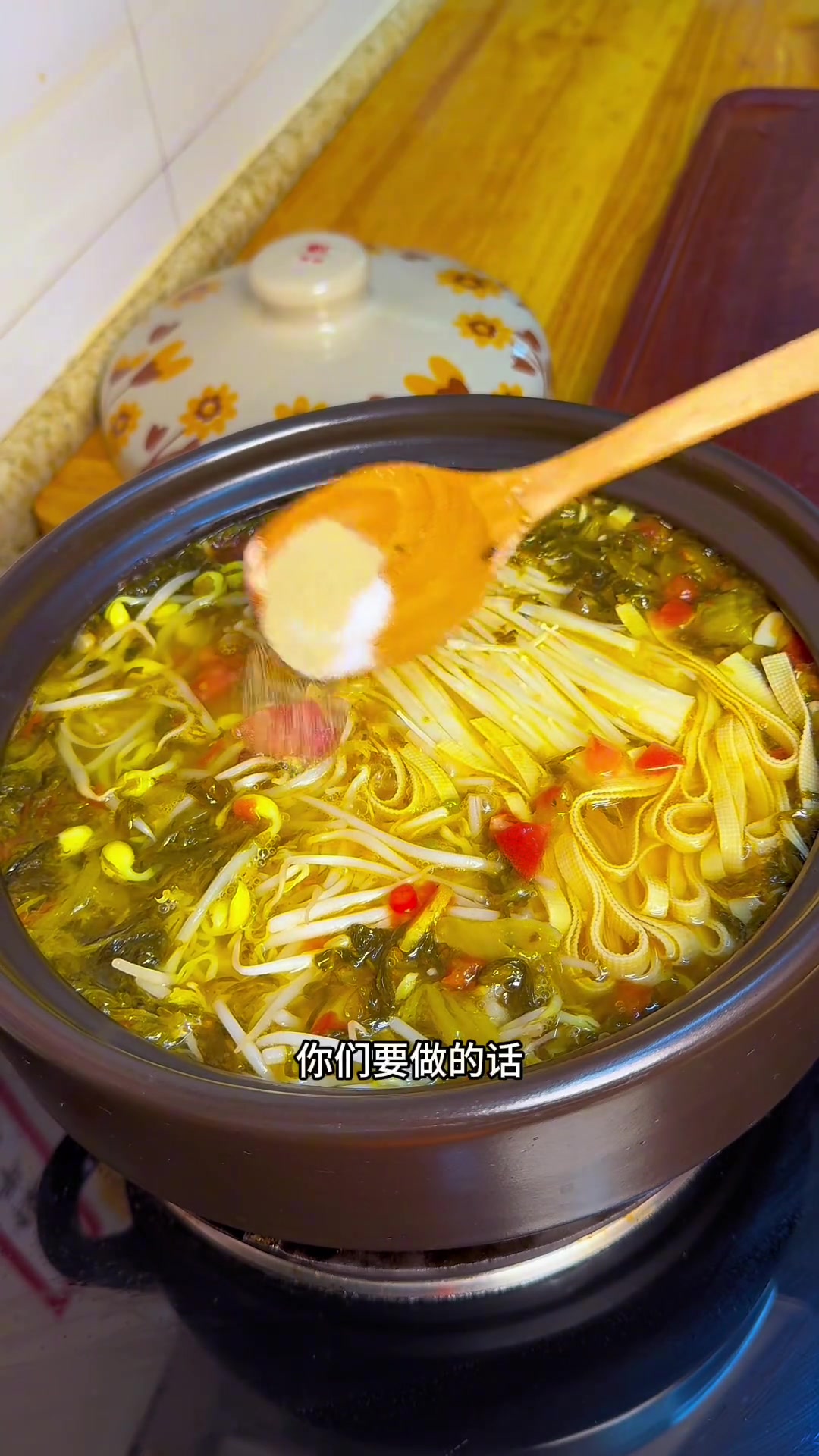今天用紫薯做了吐司馒头,真的是简单营养的食材做出了面包的口感,还搭配了一锅酸菜滑肉片,在家