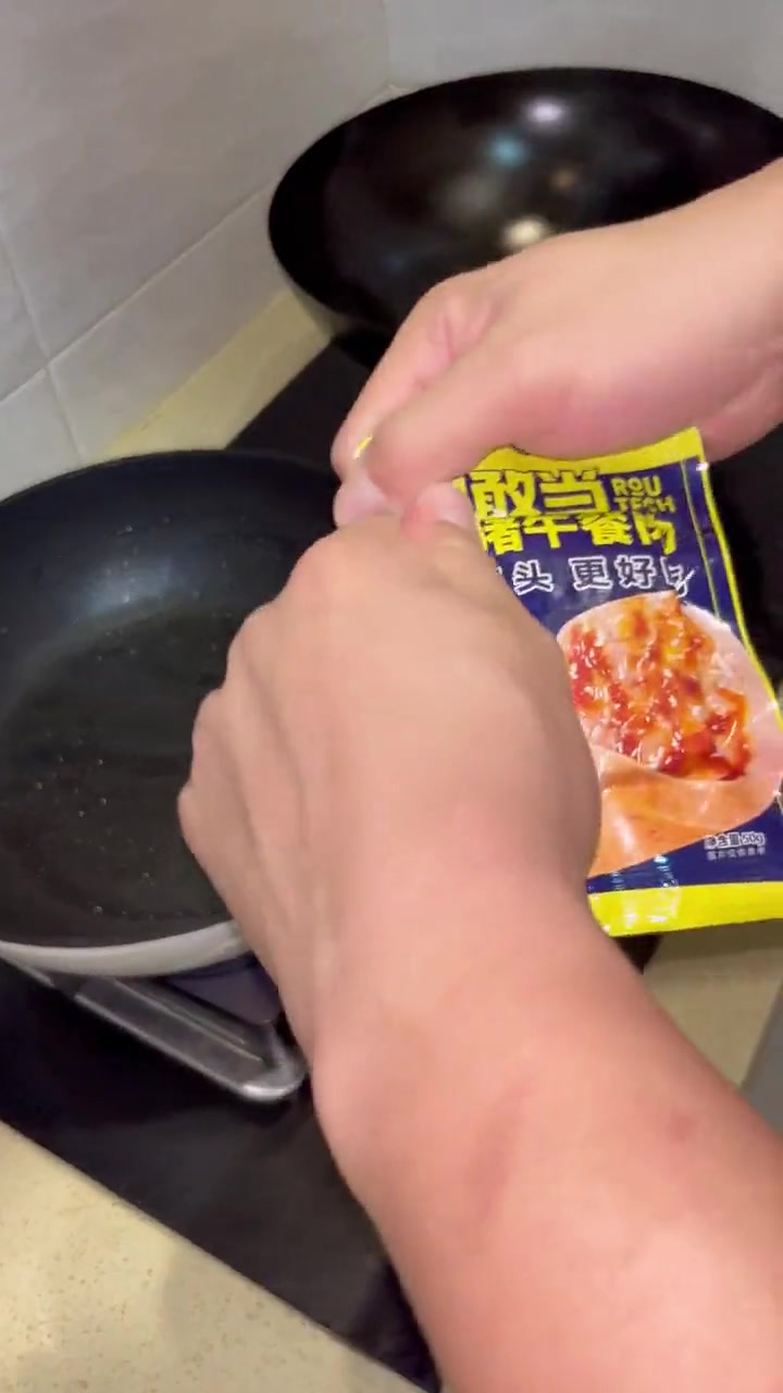 早上对付一口,做个简单方便,好吃又好看的,午餐肉三明治