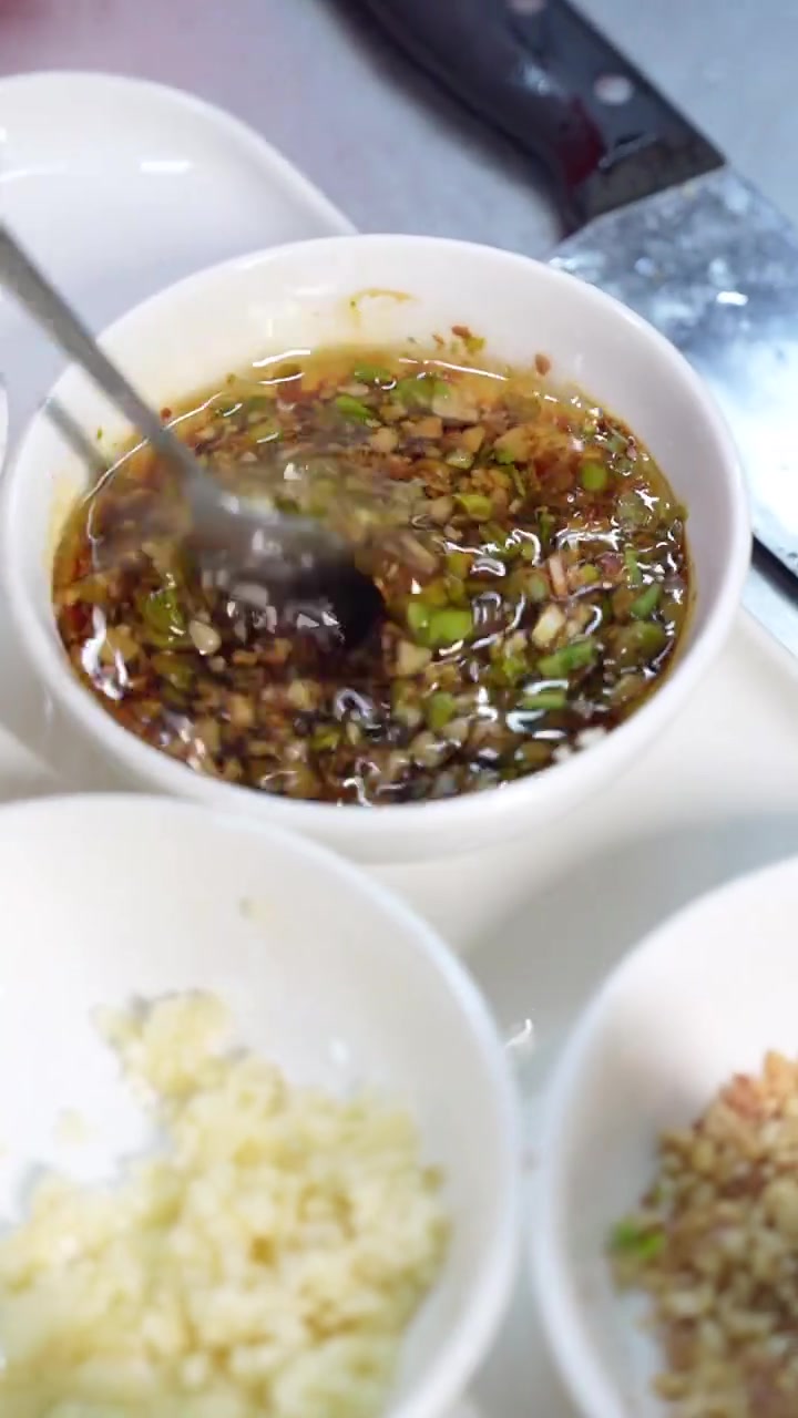 经过四个多小时卤制的白切猪头肉,配上博白灵魂白切蘸料,味道一绝