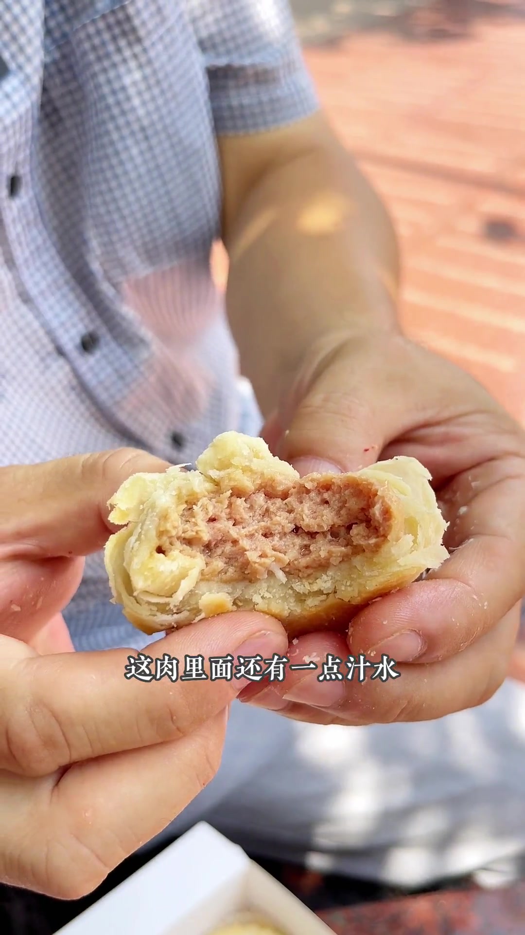 南京东路成了鲜肉月饼一条街，中秋排队最长的就是卖鲜肉月饼的，趁早吃一家老字号