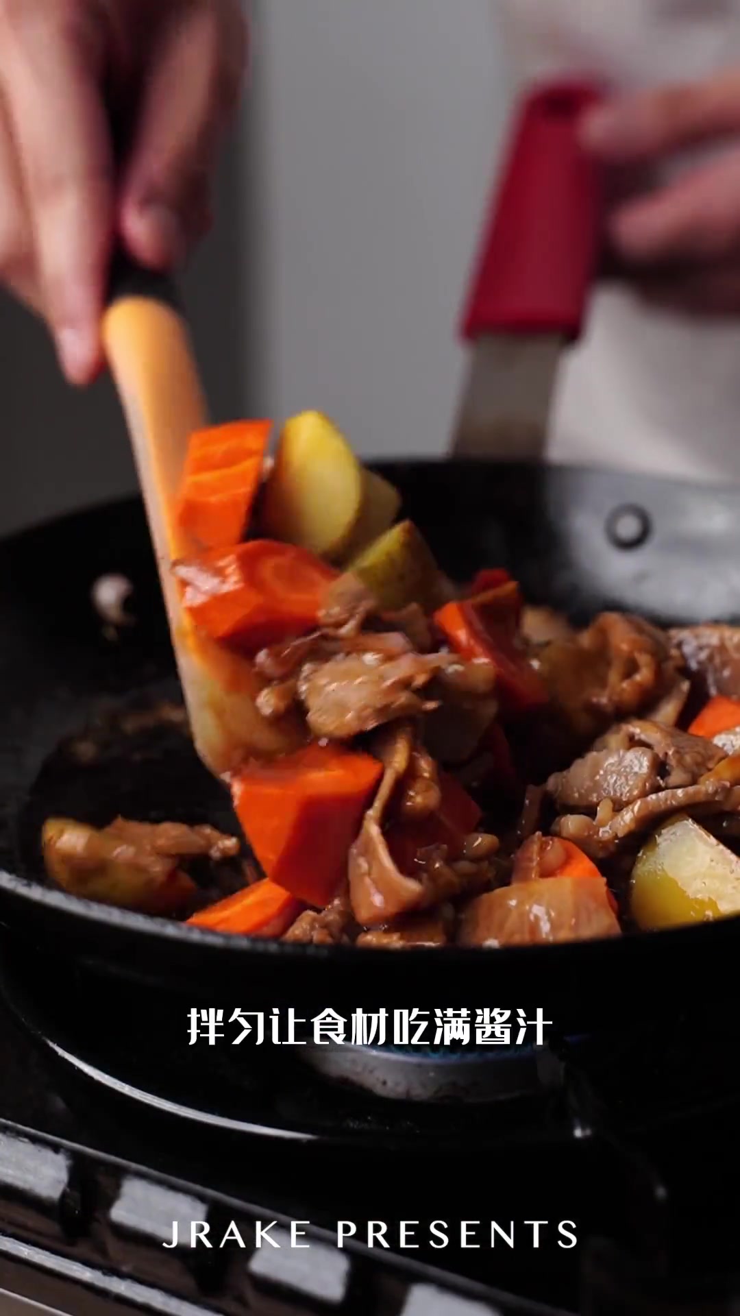 懒人电饭煲料理!防疫礼包特供|土豆焖饭|Jrake|1. 肉片切块后加入一点生抽、料酒、黑