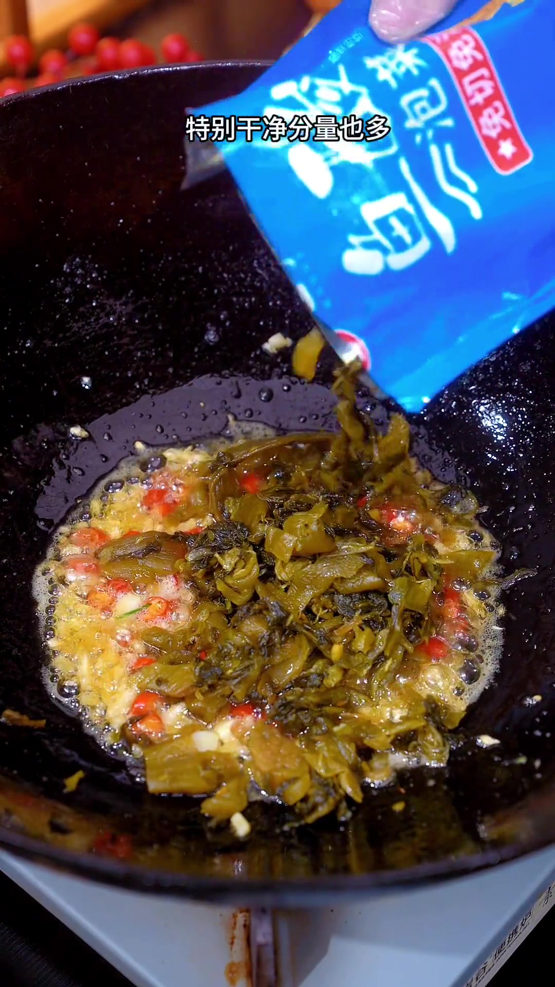 我敢说这是鲫鱼嘴好吃的做法，酸菜炖鲫鱼，没有一点腥味特别开胃下饭