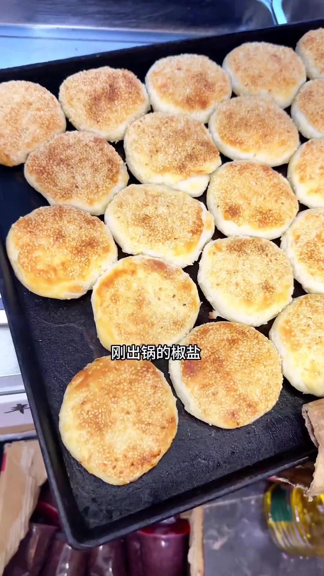 河南人在北京卖烧饼13年,每日早起做饼,为生存奔波