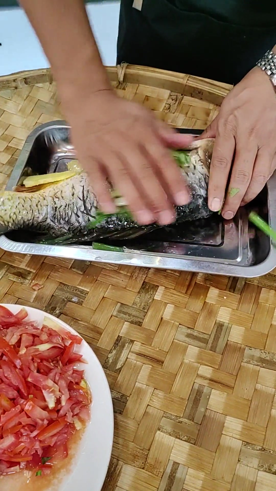 鲤鱼治净,打上花刀,加盐、料酒、葱、姜腌渍。油锅烧热,放入鲤鱼炸至两面金黄,捞出备用。原锅