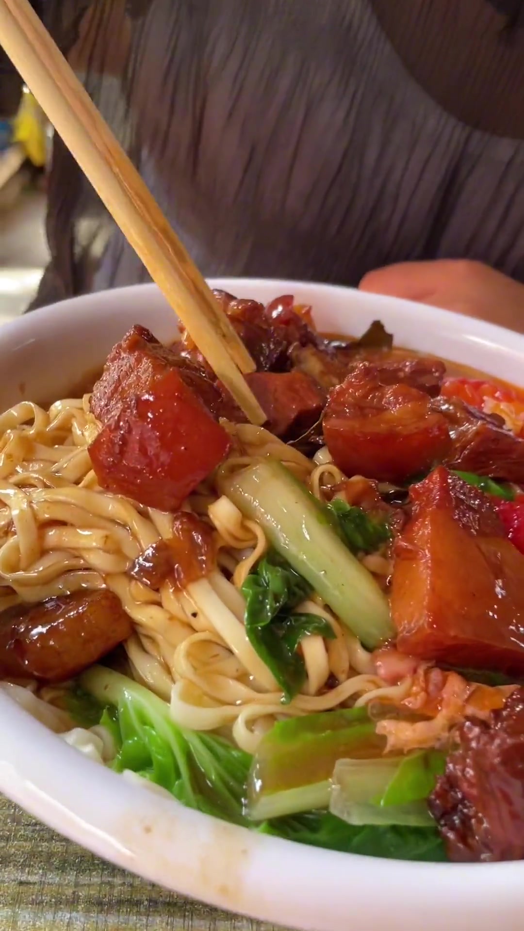 这个捞面条配红烧肉你吃过吗