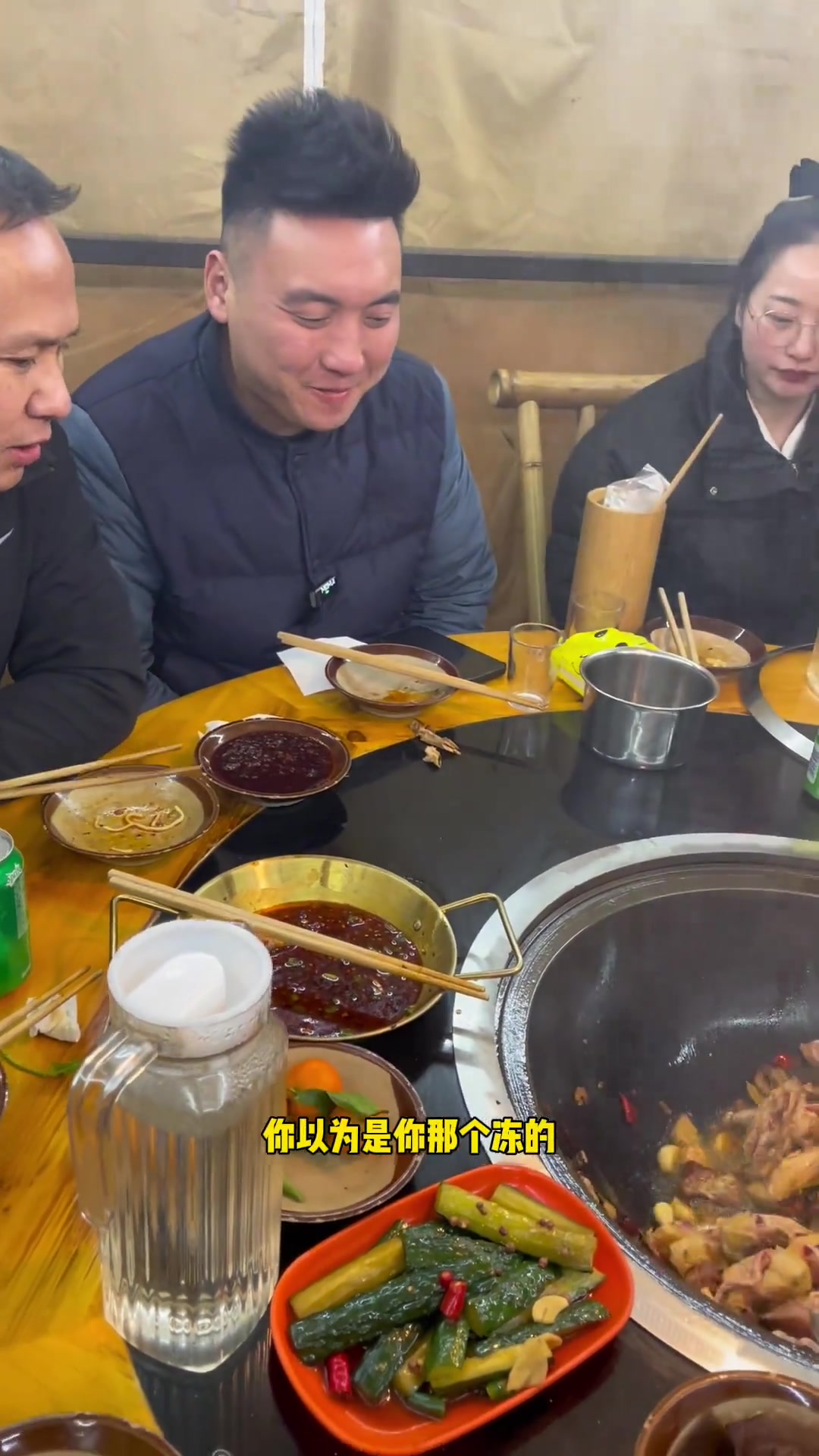 老板对我们还是大方,带我们来吃山城柴火鸡