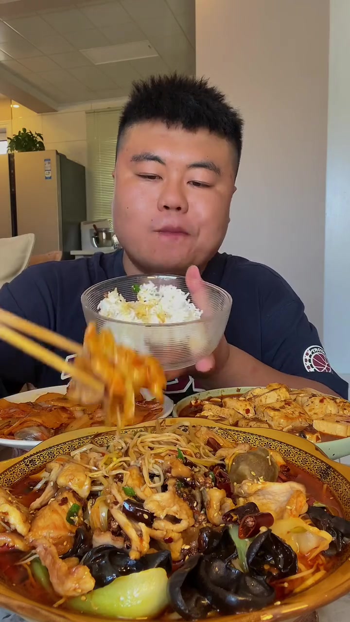 先来一份水煮肉片,薄如蝉翼的肉片超诱人