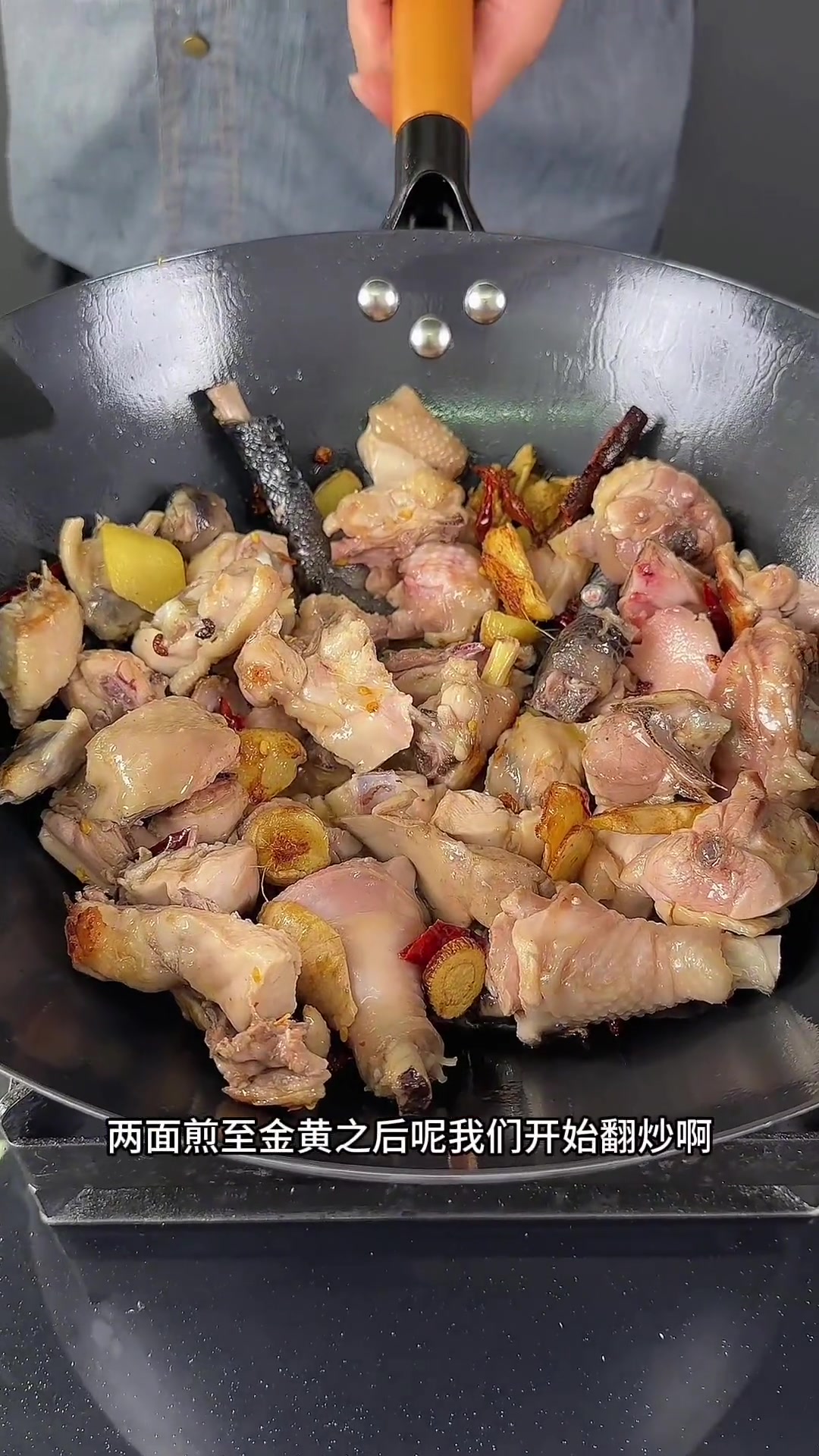 临沂特色炒鸡,色泽红亮酱香浓郁,吃鸡就照这个方法做