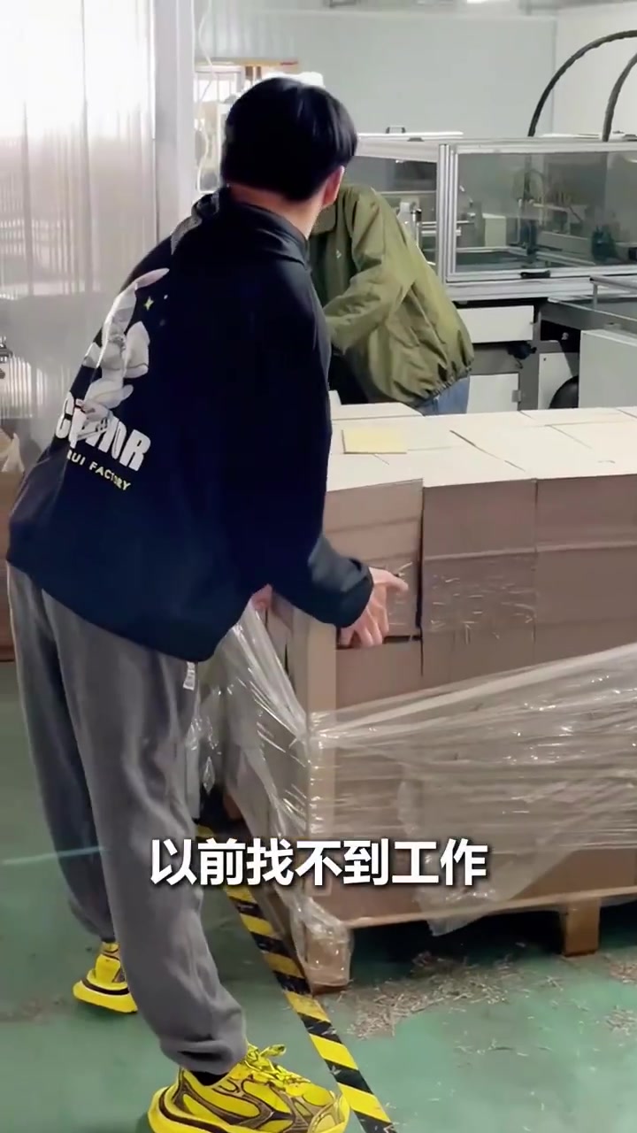 近日,“脑瘫厂长”陆鸿获评全国自强模范。他创办相册加工厂,年销售额突破千万元,并累计帮助1