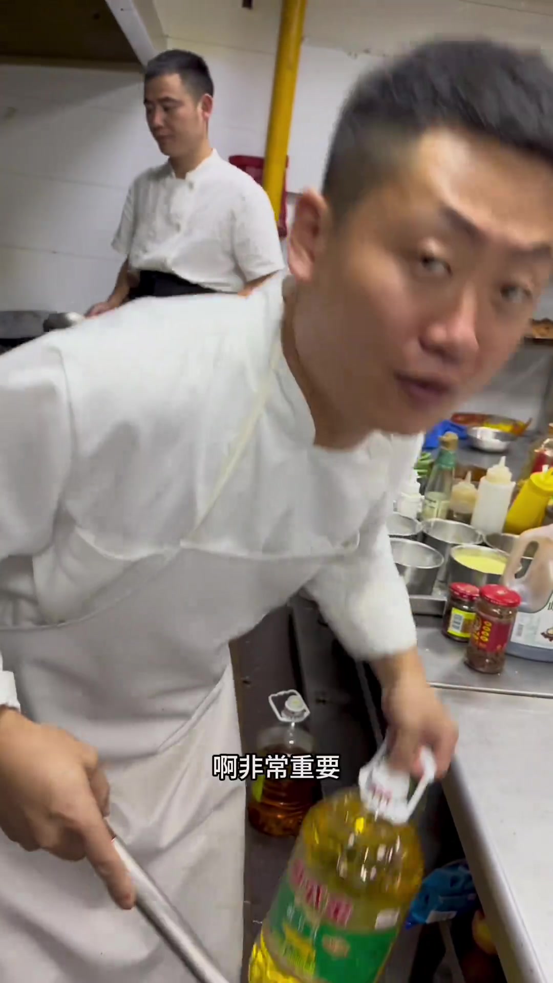 十个厨师都爱吃!蒜蓉炒豌豆尖超简单,营养又美味