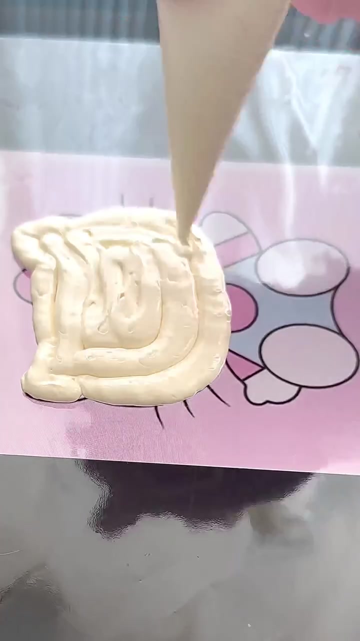 有一个开蛋糕店的姐妹是什么感受,那当然是过生日的时候可以收到自己最爱的蛋糕啦!