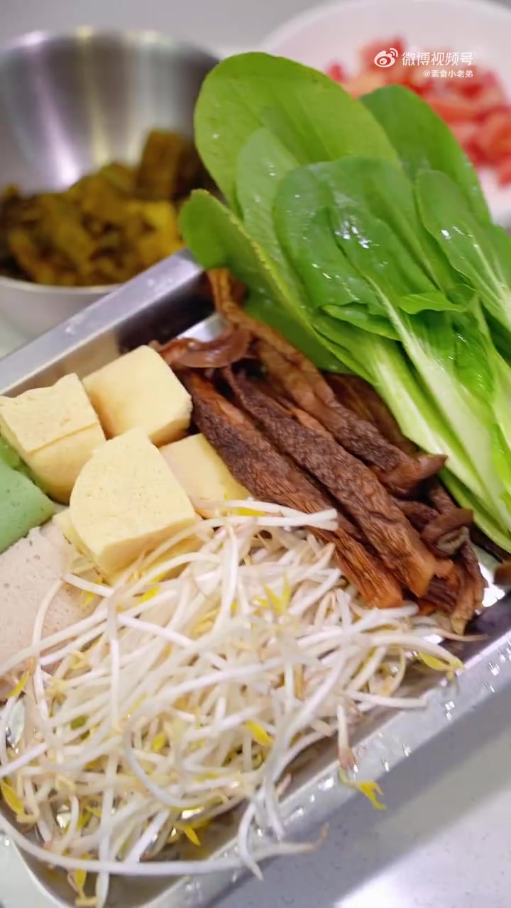 食材丰富，酸爽入味「酸菜砂锅米粉」营养又美味