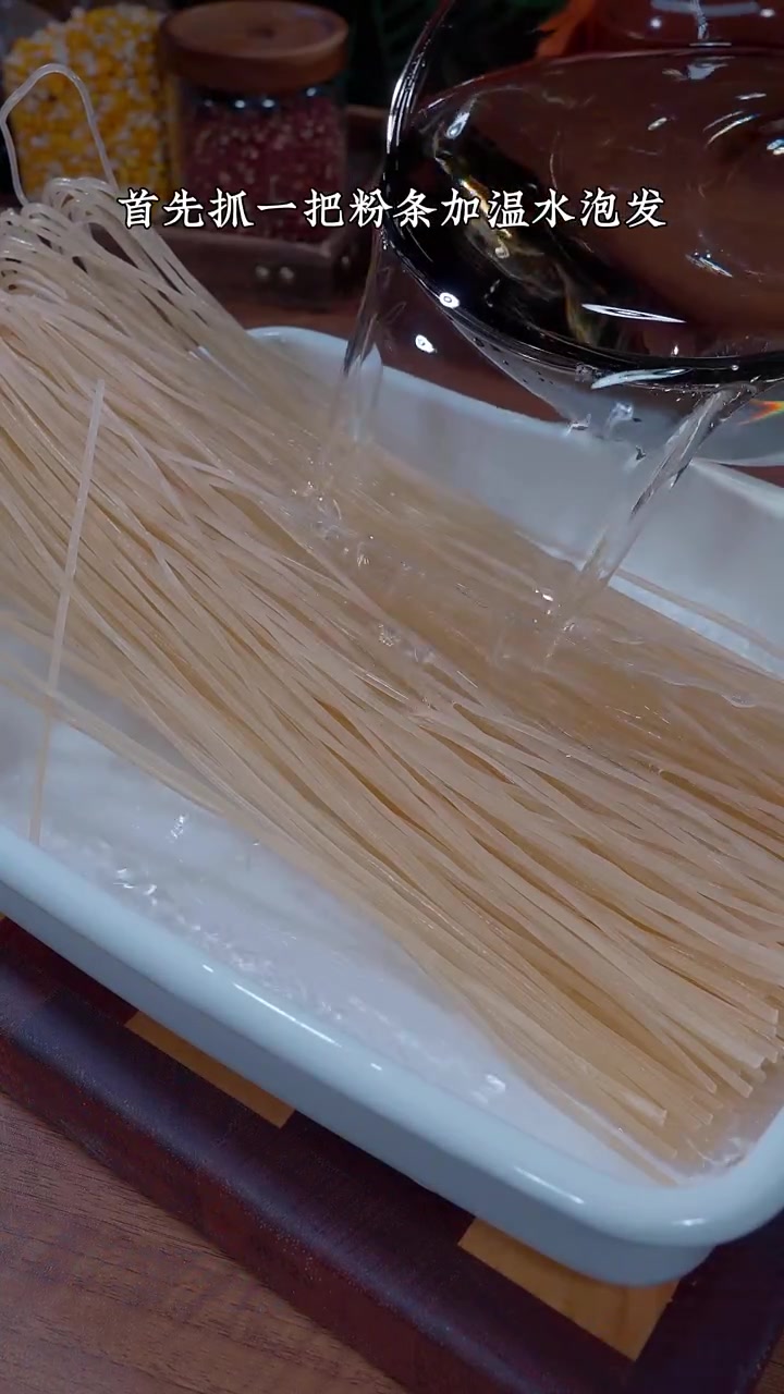 经典老菜蚂蚁上树的家常做法,劲道爽滑,做法简单,赶快试试吧~