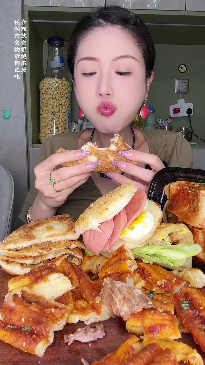 碳水局鸡蛋灌饼肉夹馍烤冷面手抓饼双夹韭菜盒子
