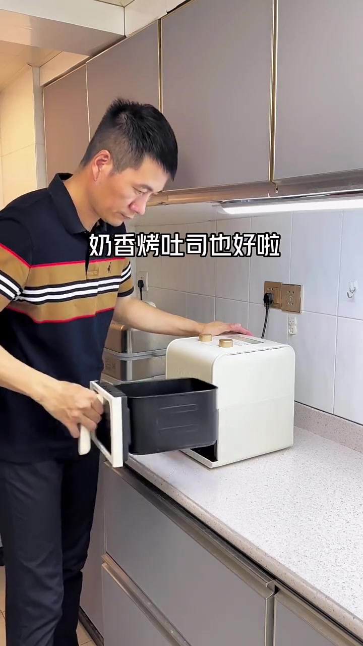 奶香十足的烤吐司,家里有剩的吐司都可以试试这个吃法,外酥里嫩,嘎嘎好吃!