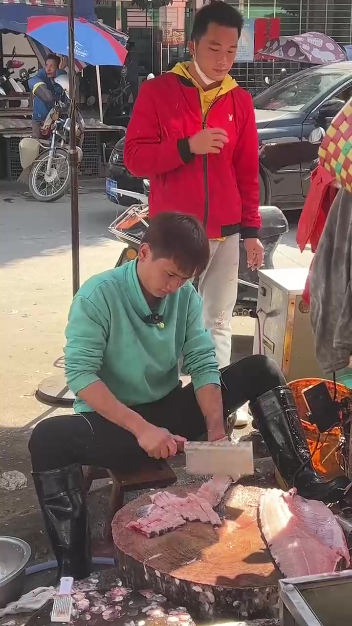 开一条脆皖鱼切片,引得众多帅哥美女过来围观