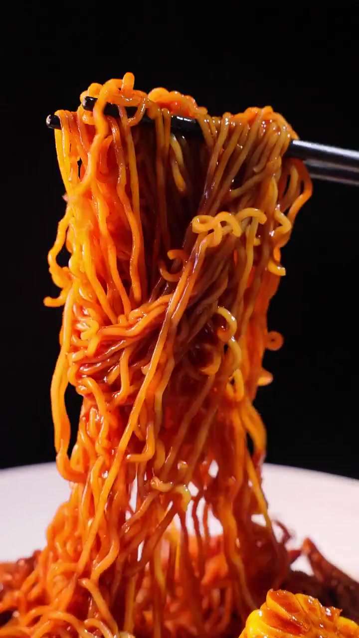 软烂入味鸡翅鸡爪煲搭火鸡面,绝绝子,快安排!