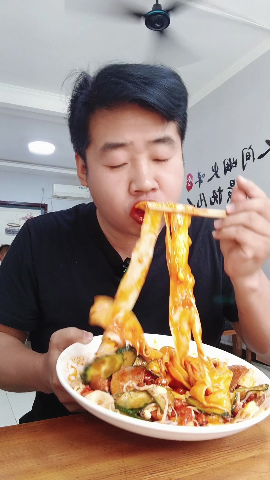 看本地人在西安市狂炫牛肉凉面和大块肉臊子干拌面 太好吃了