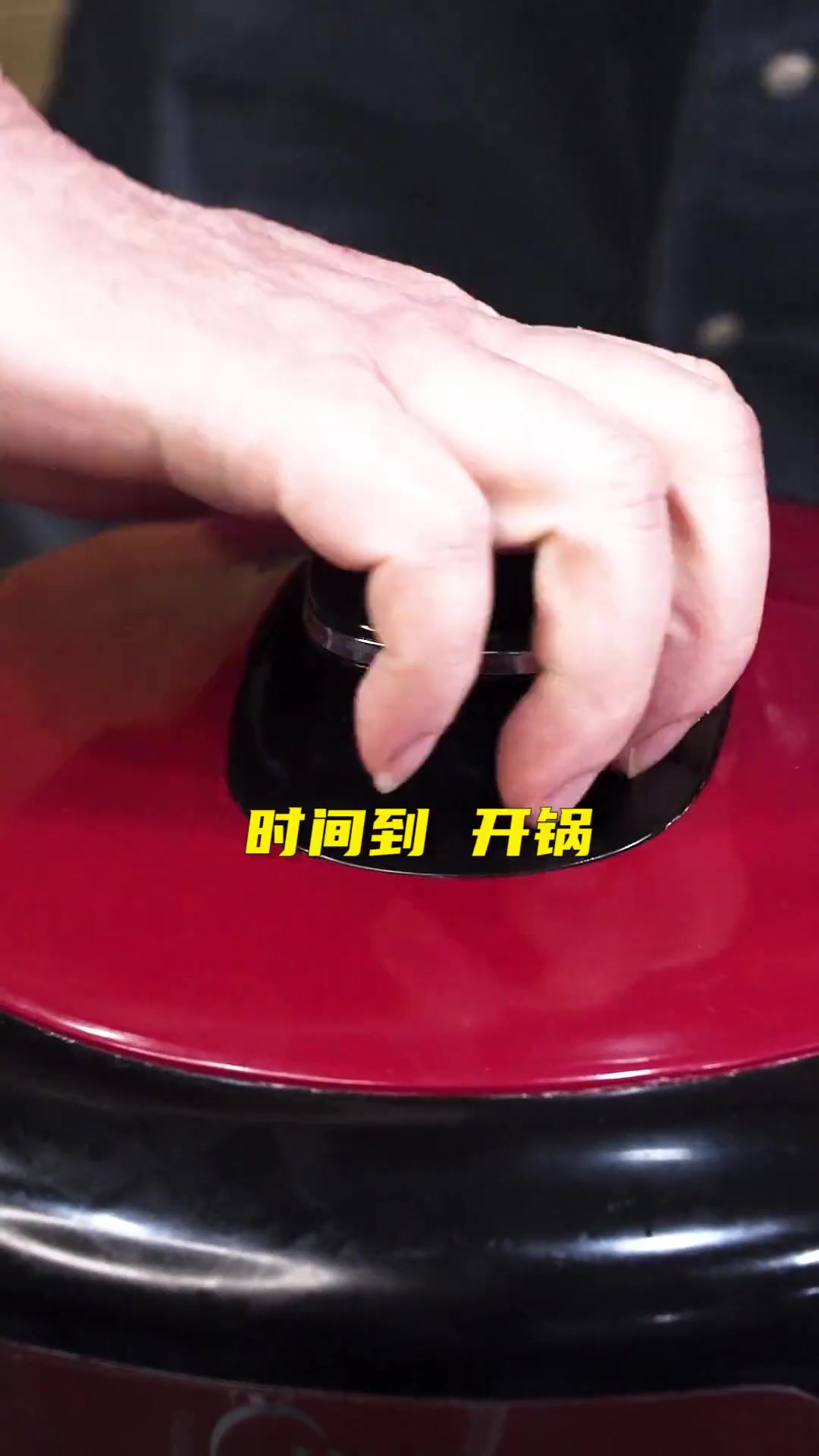 谢哥做的酸菜蹄髈,肥而不腻,软糯鲜香。再整一个折耳根蘸水配起,冬天就该这样吃