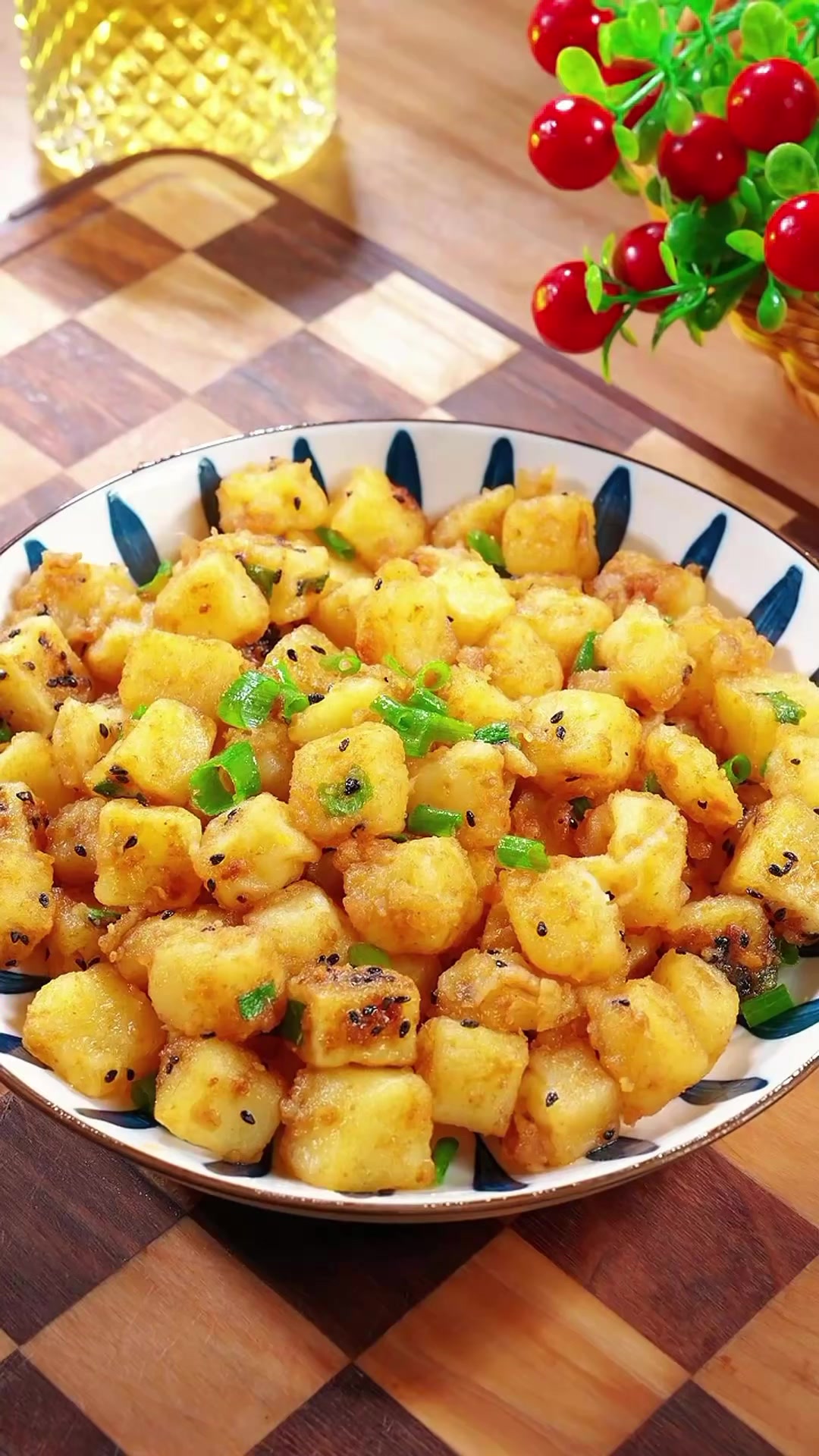 把土豆倒入滚烫的开水锅，出锅瞬间成了大酒店的招牌菜，做法简单