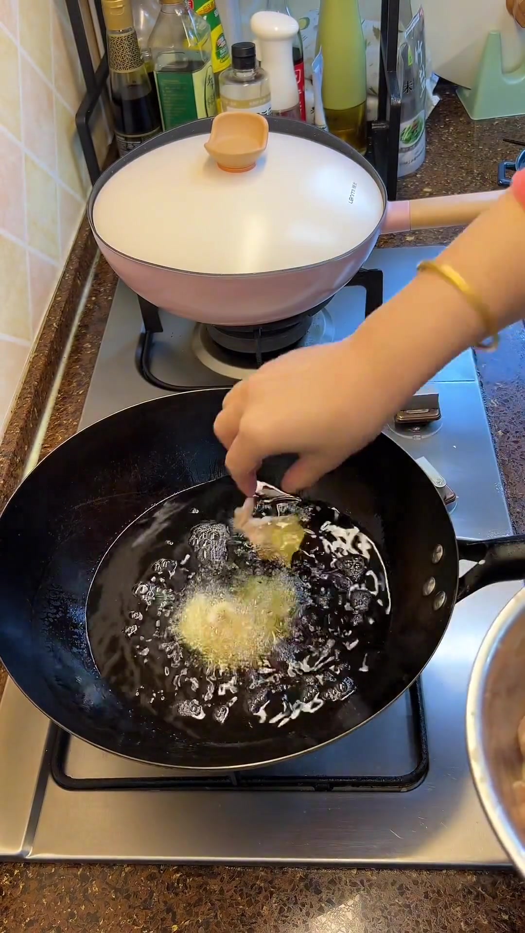 辣子鸡块,椒香麻辣,酥酥脆脆,大人和小孩都爱吃。地瓜米糊也是又甜又香又细腻,口感太好了