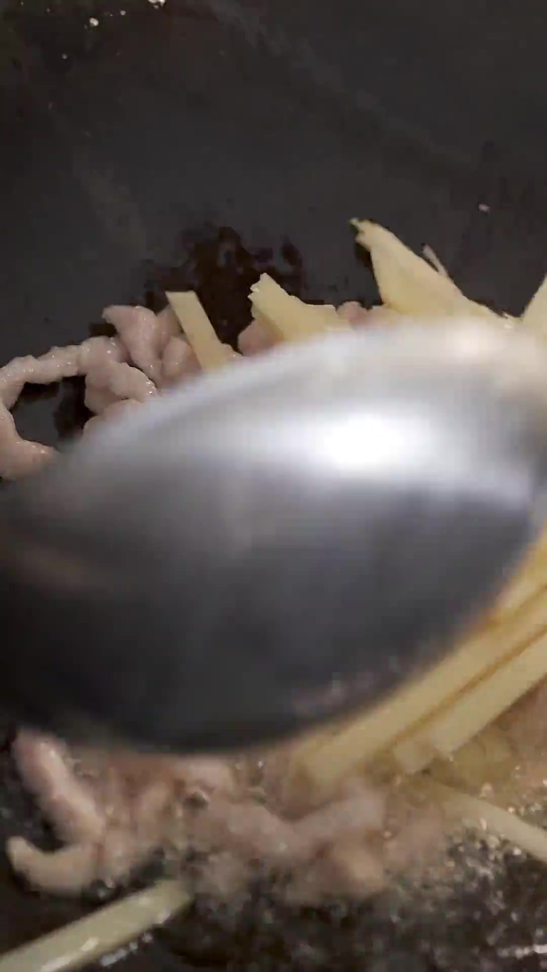 南方人的传统美食,这份炒年糕我吃了几十年,软糯Q弹停不了口