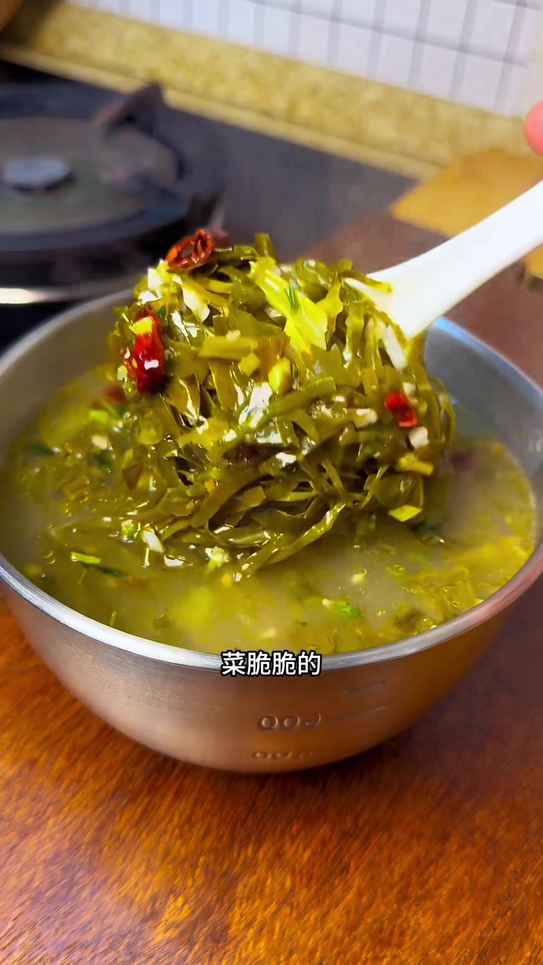 夏天蔬菜多,就多吃些时令菜吧,正是吃茄子的时候,今天蒸了一锅茄子包子,软乎乎的,搭配一锅浆