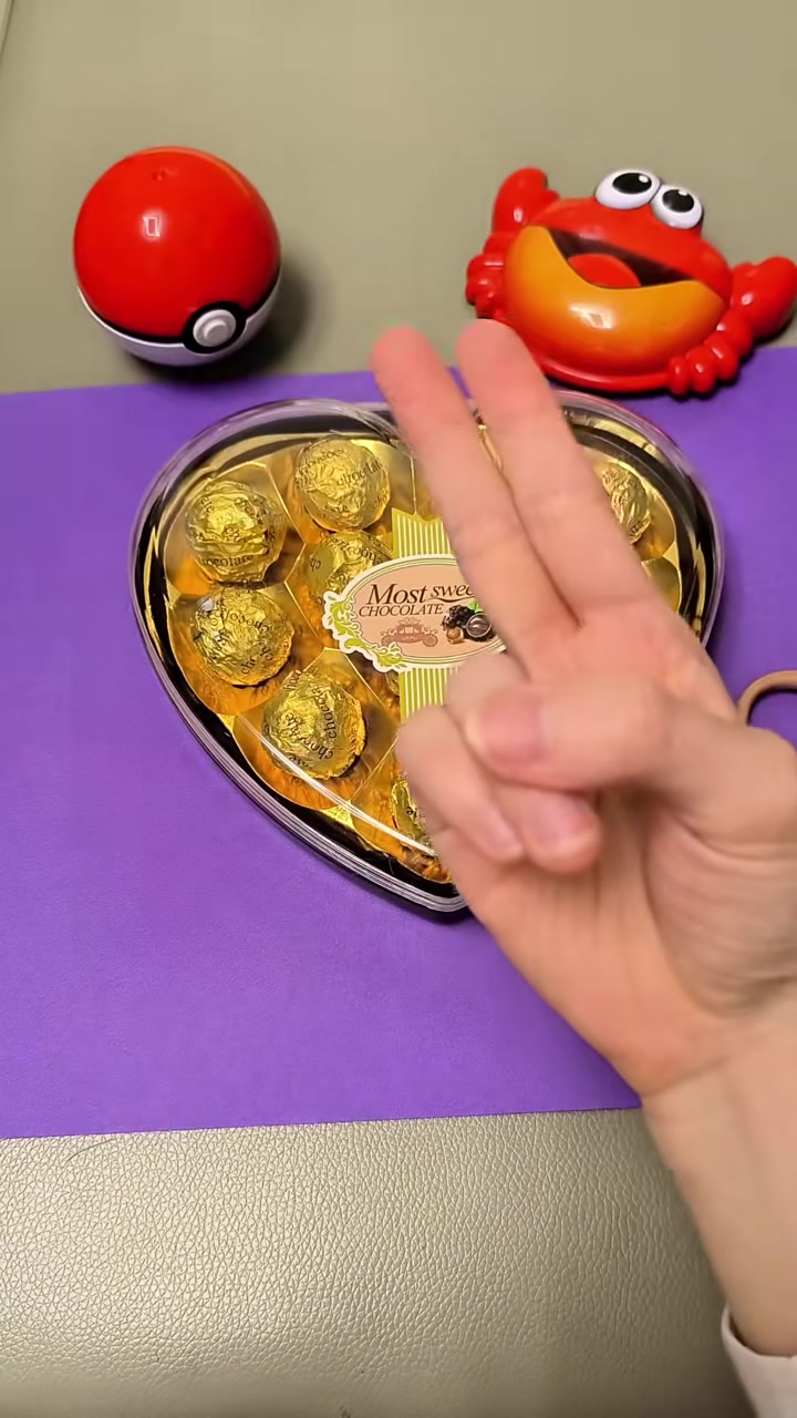 你敢信,这个圆形的巧克力还能开出魔丸哪吒,帅小伙实测