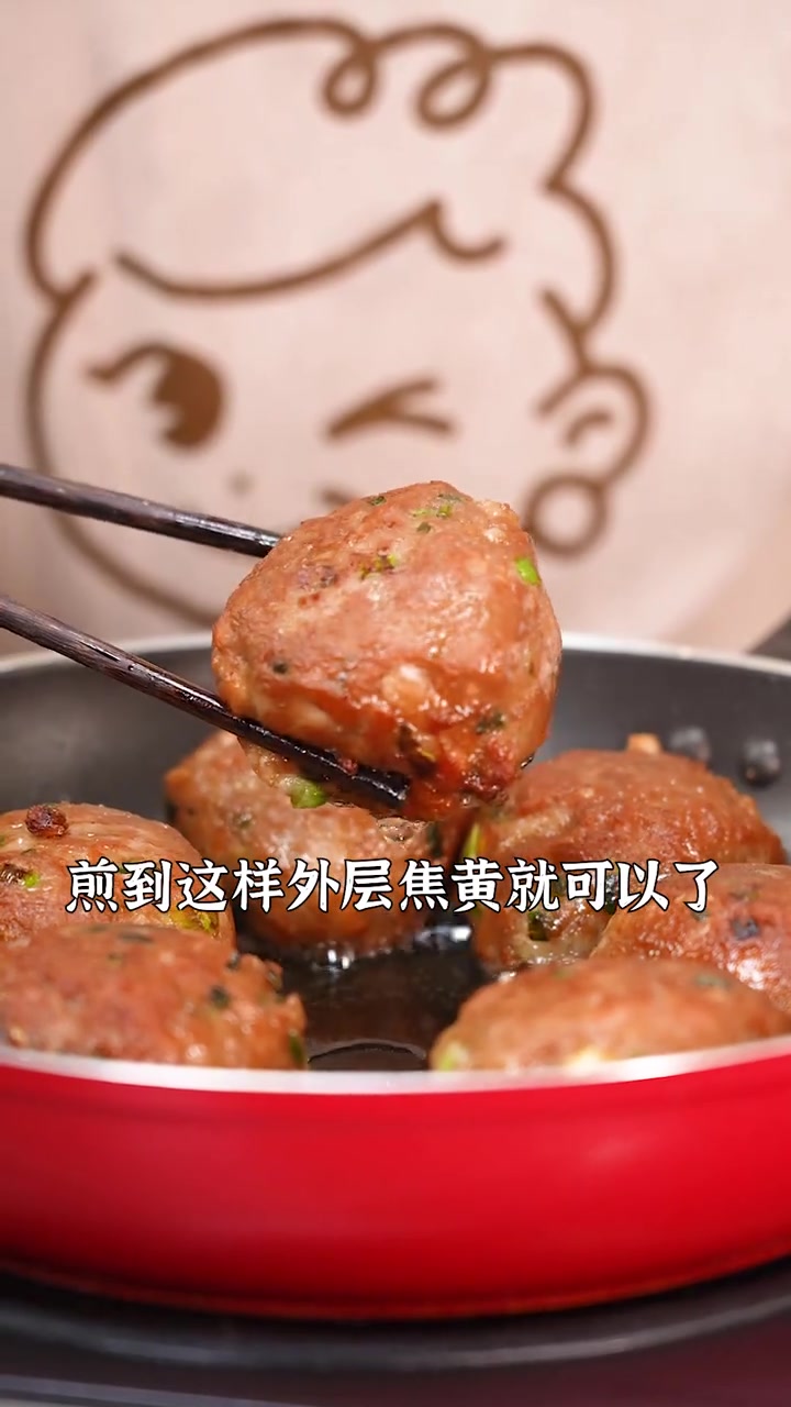 结合了紫菜包饭和东北饭包制成的这道“肉包饭”,不论是谁都会一口沦陷进这碳水的快乐中~