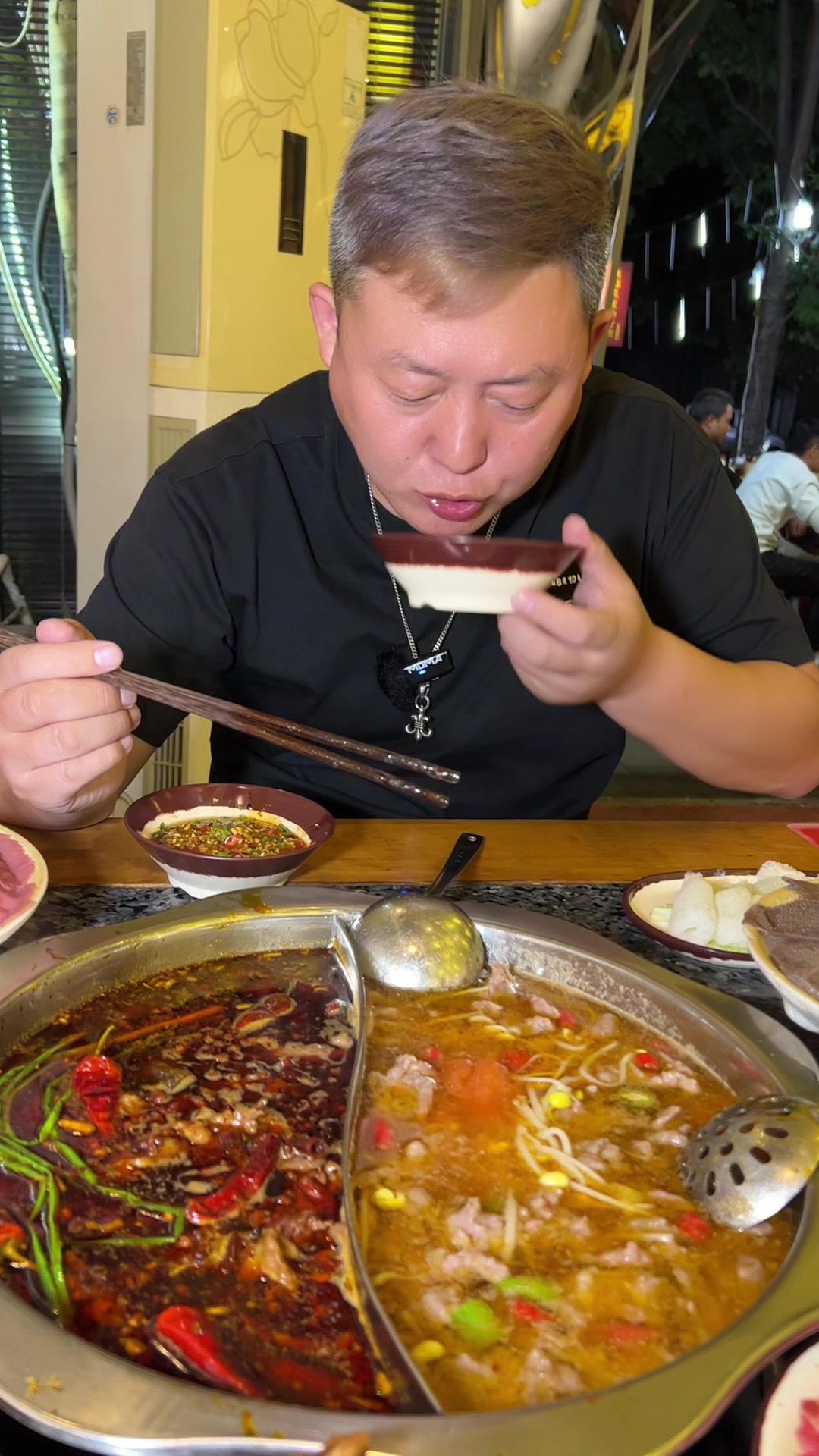在后湖吃锅底里带牛肉的火锅，真的特别嫩又很滑，嘎嘎香