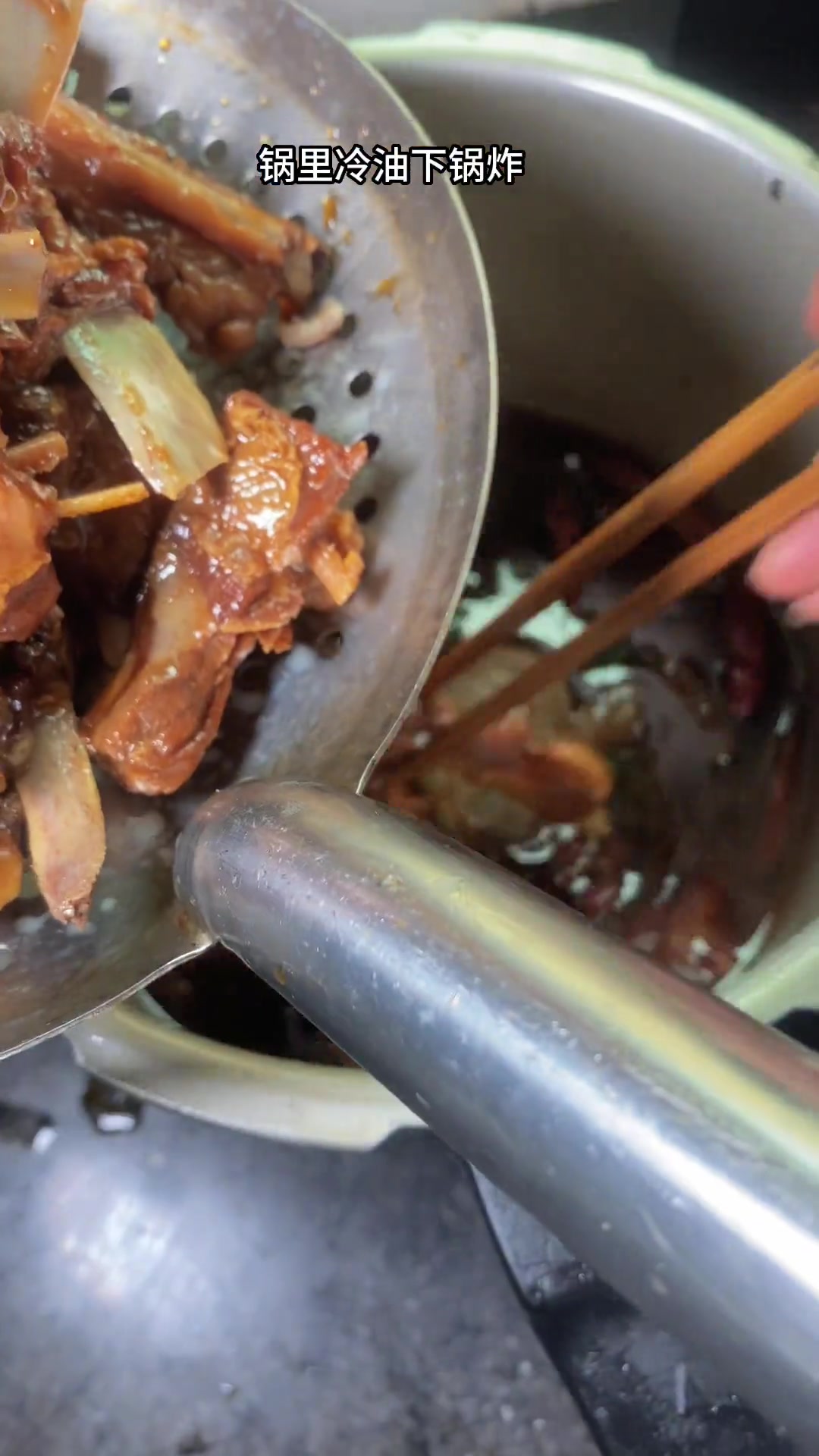 夜宵摊的羊排在家你也能做、湿点自己可以掌控。记得送个小红心有谢谢