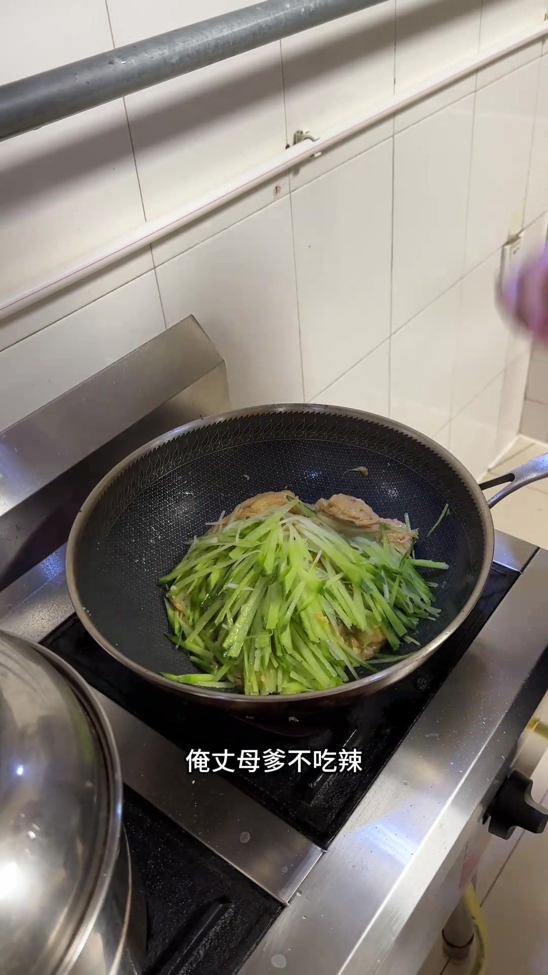 分享一道超简单家常菜,虾酱萝卜配香油超和味