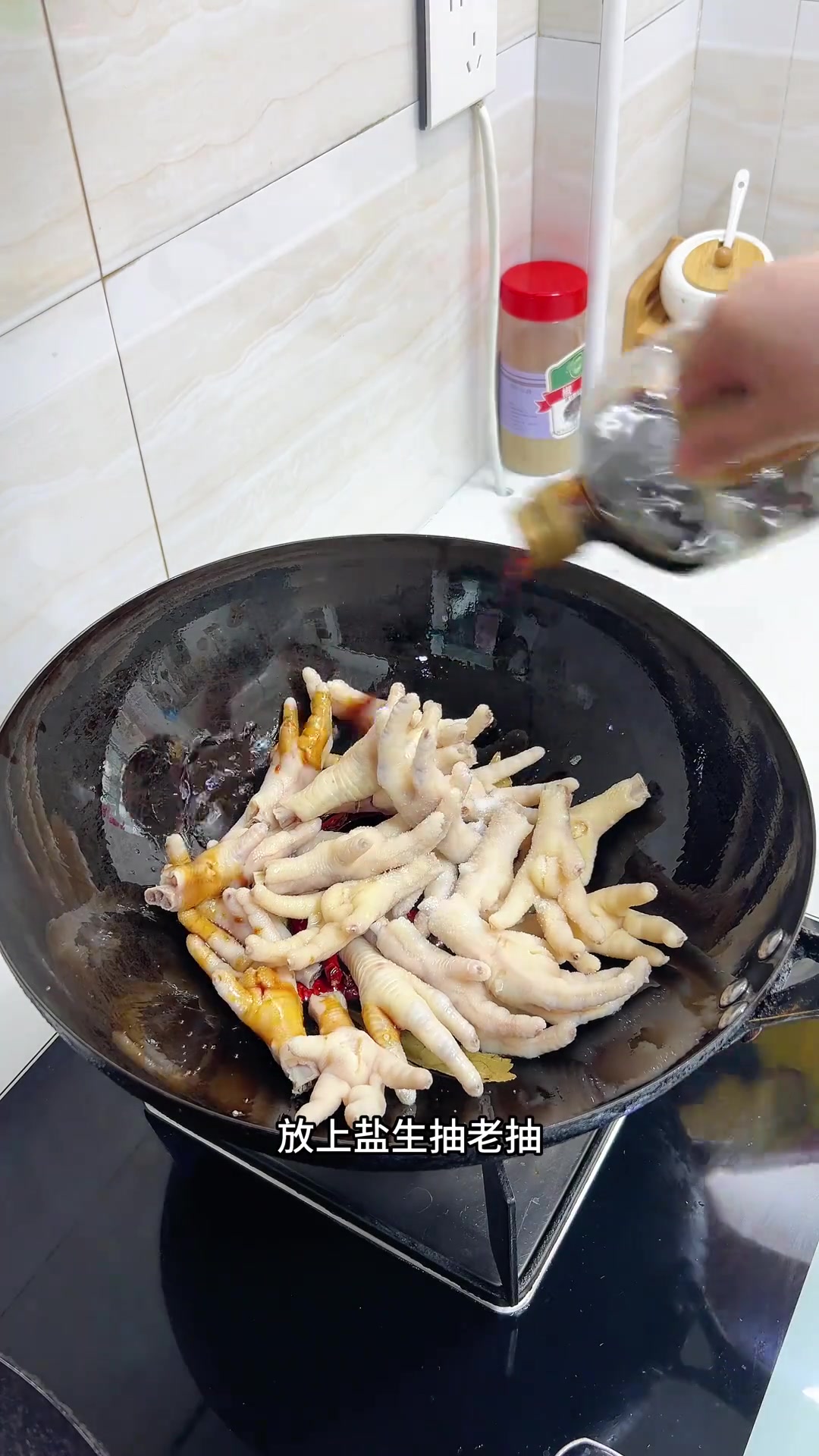 可惜你不是江西人，不知江西辣鸡爪多好吃！黄豆烧鸡爪超下饭！