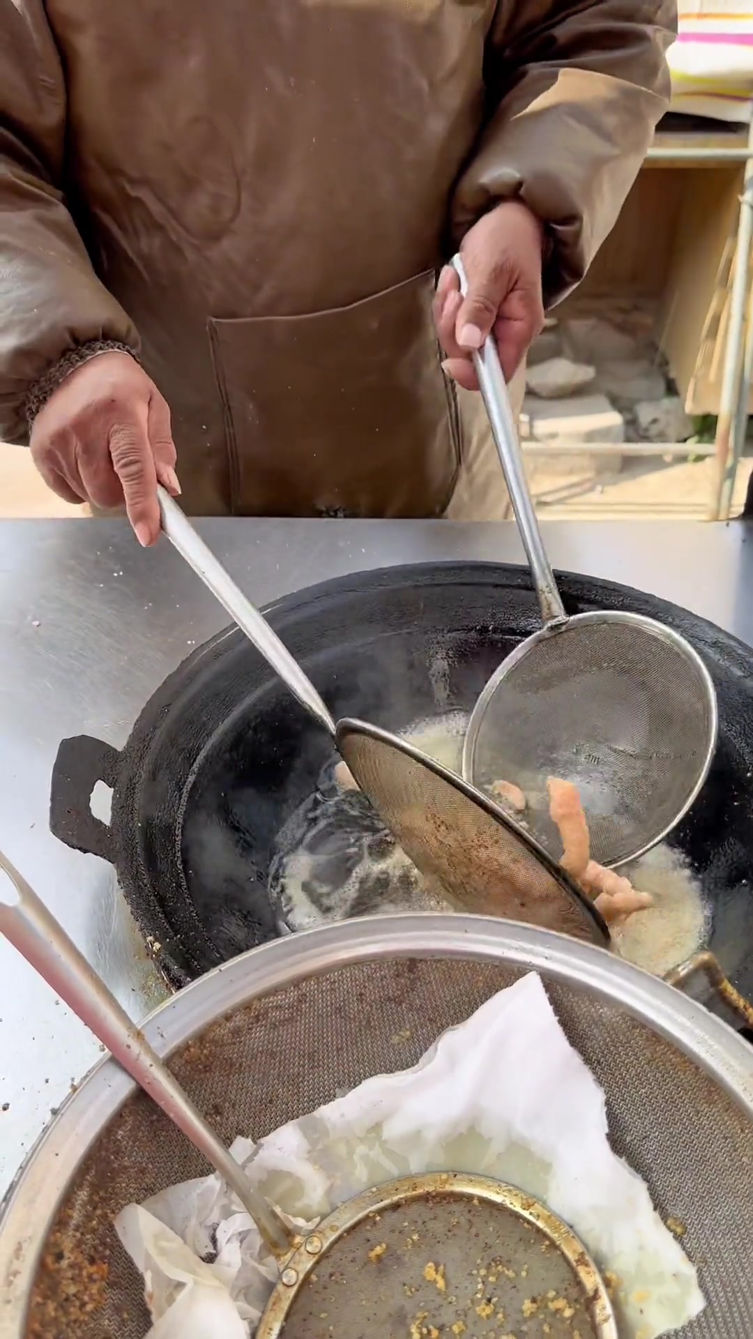 学校门口路边摊炸鸡柳8块钱一份儿时回忆