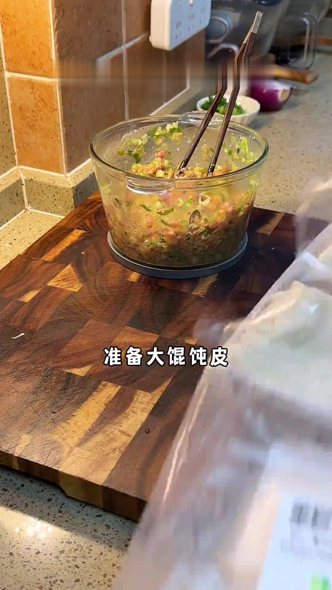 芹菜鲜肉大馄饨,营养美味,热乎一碗暖整天,早餐开启美好一天
