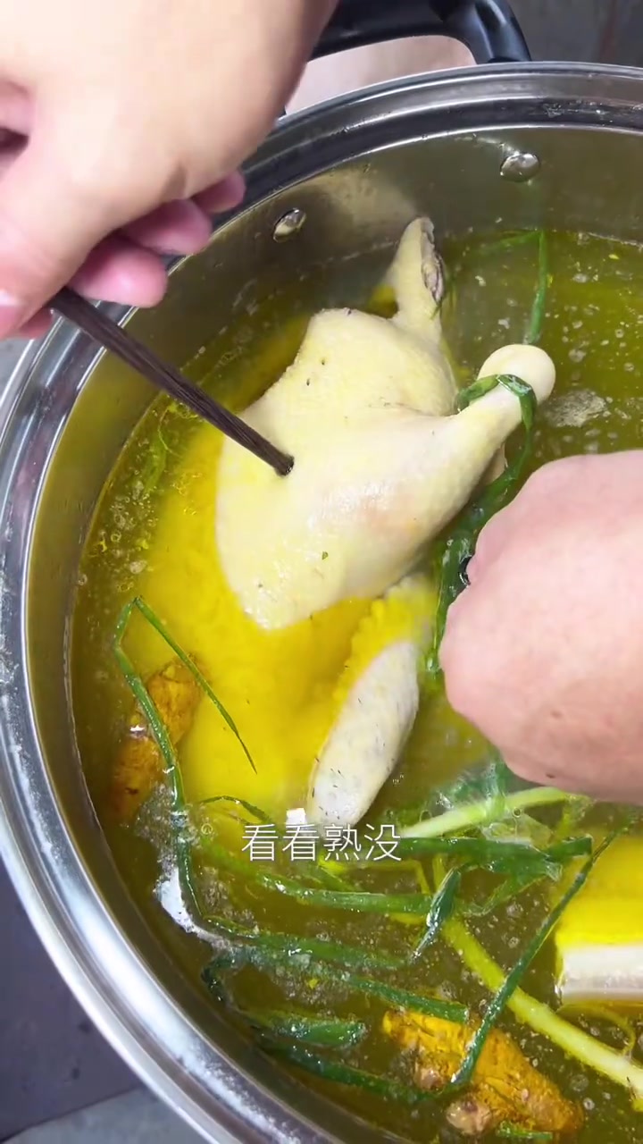 在湛江万物皆可白切，除了白切鸡，还有吃不腻的白切鸭，特别是用鸭汤煲的蛤蒌饭，加上地胆头鸭汤