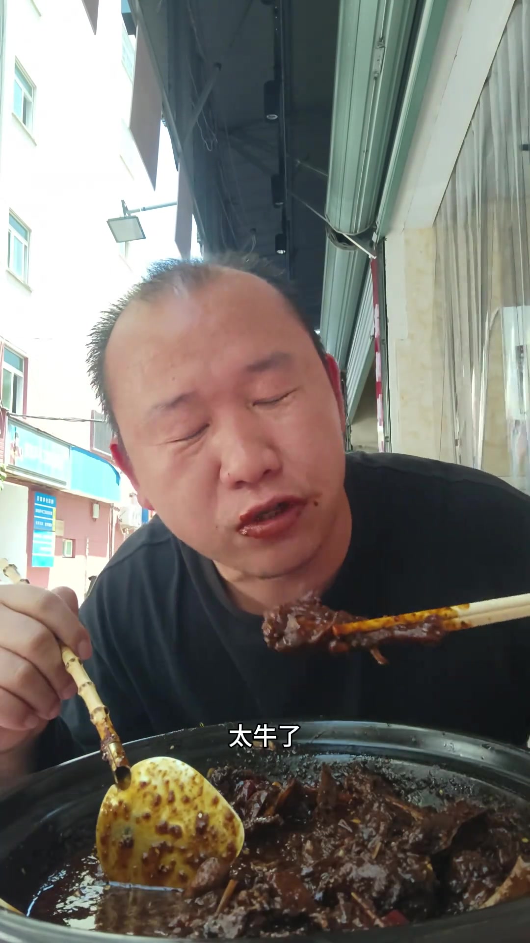 辣王挑战安徽宣城,老板娘规规矩矩做美食,黑鸦堡生意令人佩服