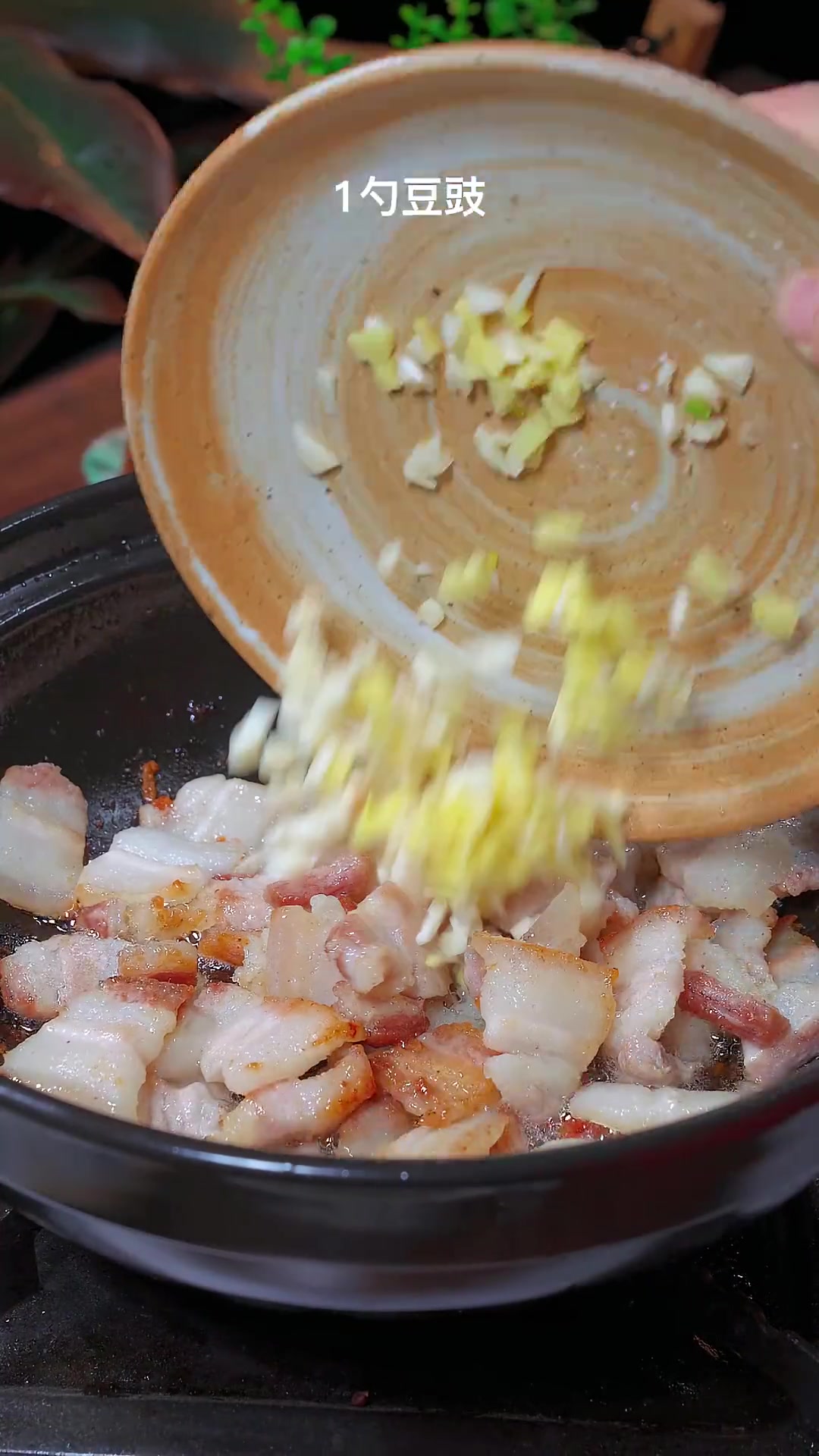 广东粤菜五花肉焗虾仁,香气扑鼻,超级下饭