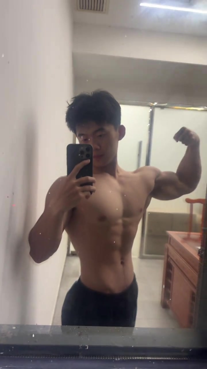 强壮有力的肌肉男,展现男性魅力与力量