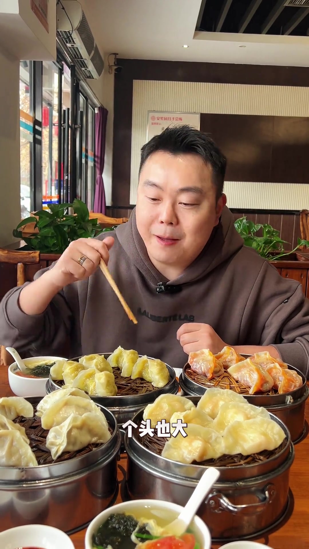 坐11元绿皮小火车吃7元凉粉蒸饺!