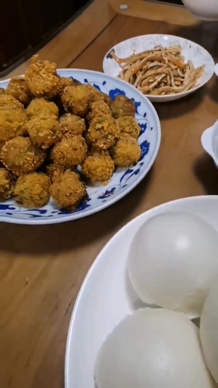 斋饭:大馒头荸荠白米粥,辣炒花生芽,酱豆炒花生芽,卤孜然干豆皮,用馒头楂西葫芦炸的丸子。阿