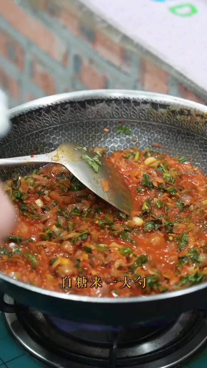 其实我也不愿意喝牛骨汤清汤清水的啥味没有,“牛肉汤”配“苏籽酱”一大块牛肉裹上满满的苏籽酱