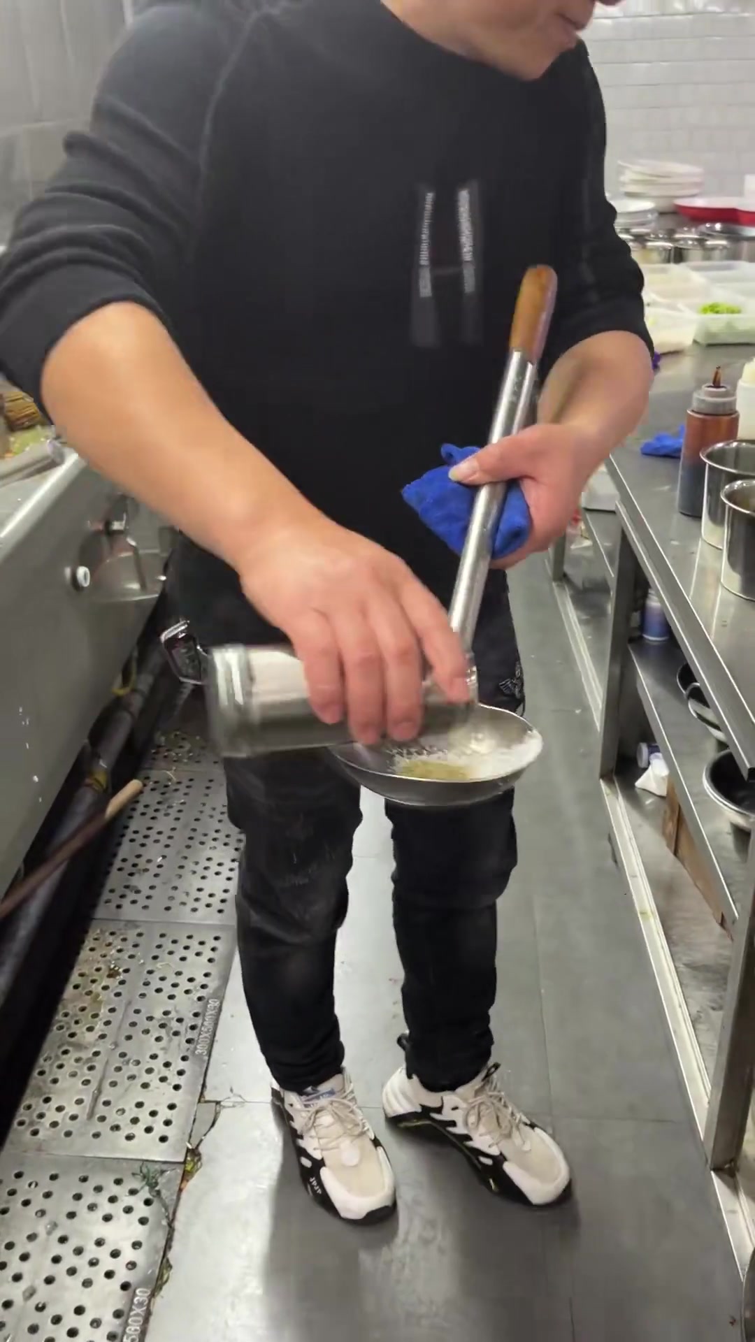 筒子骨焖黄鸭叫:过年必备,简单易做,招待亲朋上档次