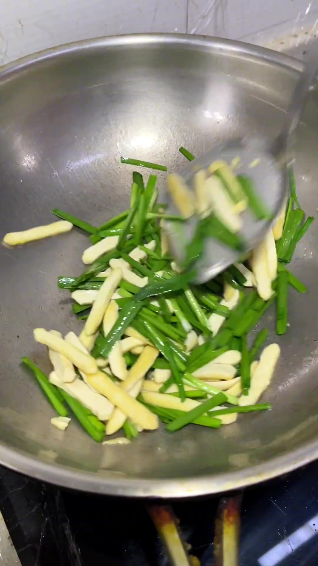 鸡蛋豆腐干炒韭菜,阳康后想试试还能不能吃五碗饭,一道很下饭的小炒菜