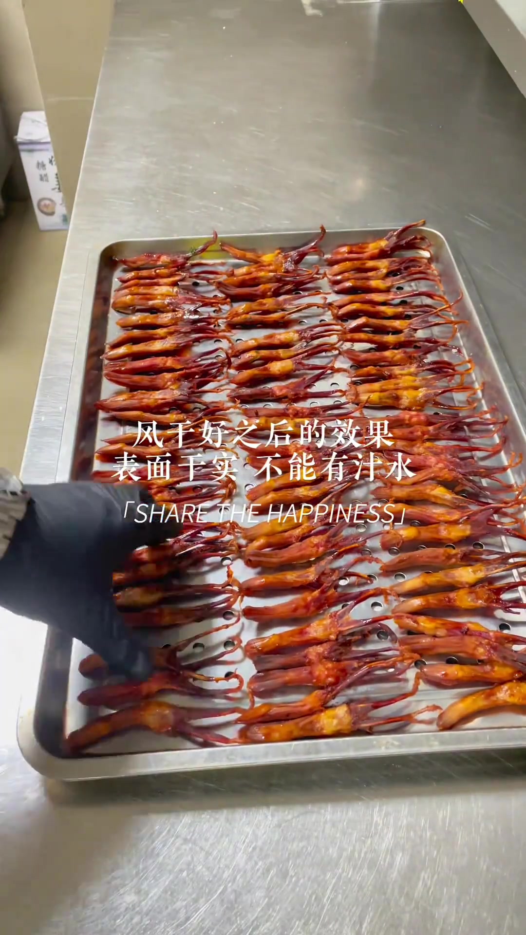 温州风干鸭舌制作方法:鸭舌解冻后泡汁水再风干蒸熟