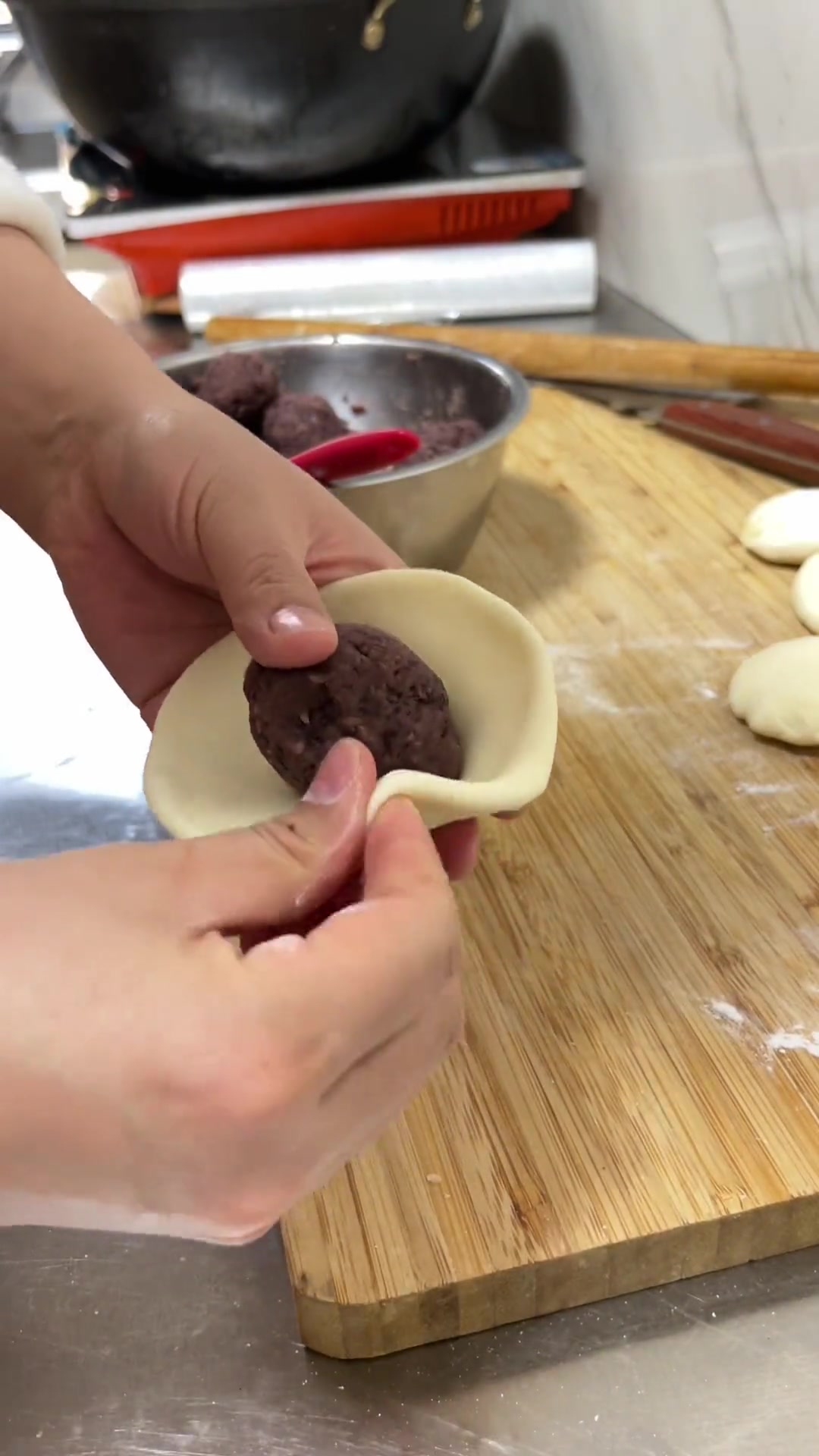 想吃酥皮豆沙饼很久了，层次分明酥脆掉渣，裹豆沙超好吃