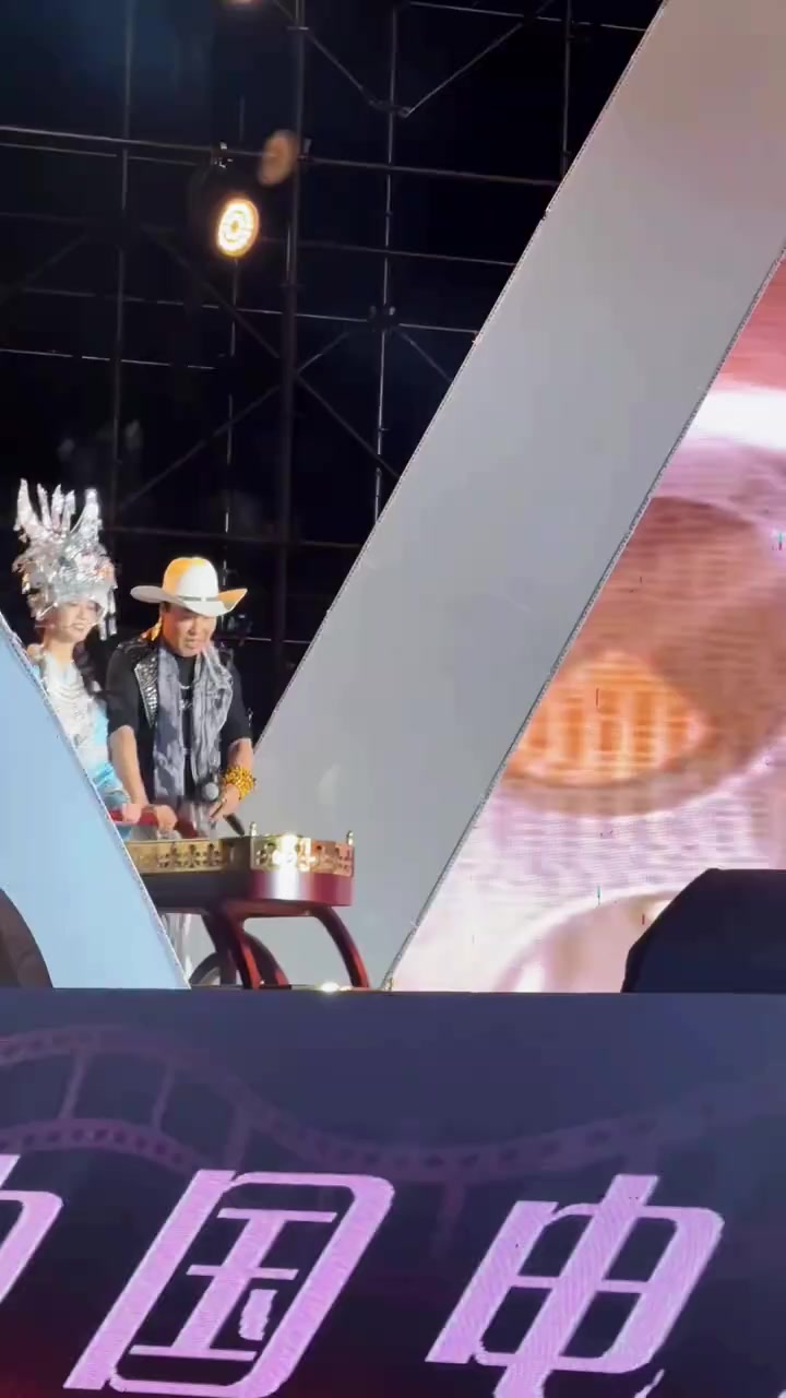 刘芳菲、印小天、李德戈景、春雷宣恩品尝烤活鱼!都是吃货!