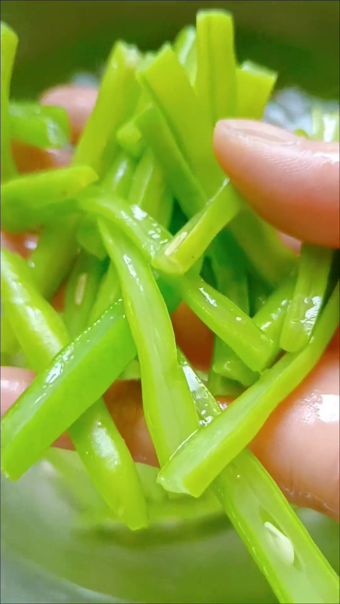 汤山特色鸭黄豆角教程来啦!豆角切段煮好裹淀粉~
