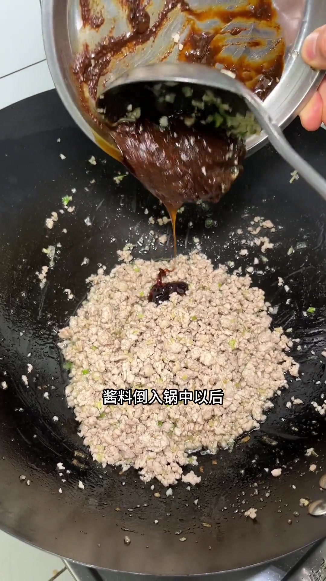 在陕西没有什么是一碗面解决不了的,今天我们做个炸酱面吧,酱香浓郁,简单又好吃